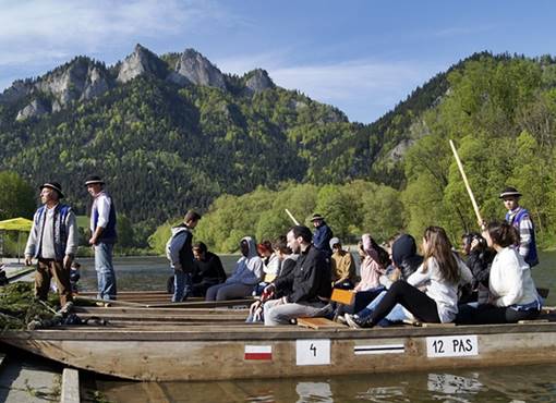 dunajec gorge rafting on traditional raft